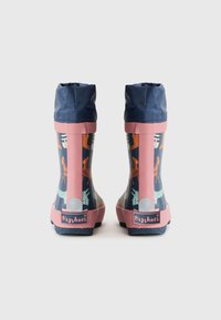 Botas de chuva de borracha cor-de-rosa e azul-marinho com padrões de animais, solas texturizadas e uma parte superior azul-marinho dobrável. Apresenta um logótipo "PlayShoes".