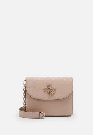 Sac bandoulière beige texturé avec fermeture à rabat, motif embossé, bandoulière chaîne et détail logo métallique à l'avant.