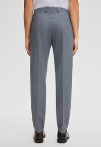 Grijze op maat gemaakte broek met een gestructureerd patroon, plooien aan de voorkant en een rechte pijp. Voorzien van zijzakken en een riemlus.