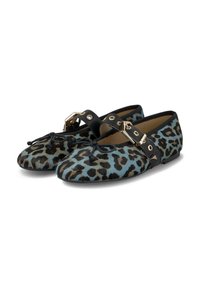 Pantofi plat cu imprimeu de leopard, cu margini negre și o curea neagră care are o cataramă mare din aur și ochiuri pe partea de sus.