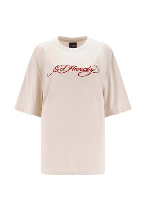 Beige oversized T-shirt met een rode cursieve "Ed Hardy" logo over de borst en een ronde halslijn.