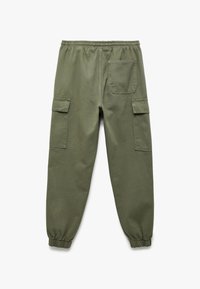 Olivgrüne Cargo-Shorts mit elastischem Bund, seitlichen Taschen und einer Gesäßtasche. Hergestellt aus strapazierfähigem Baumwollstoff, bietet sie eine lockere Passform.