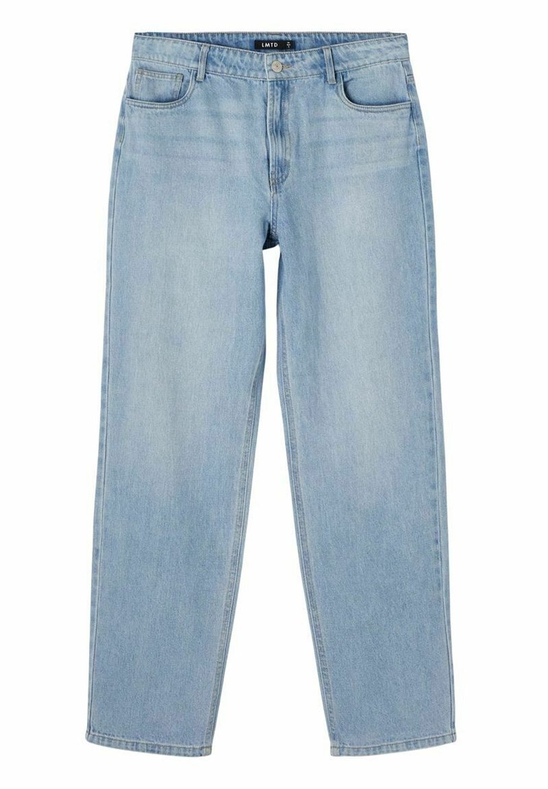 Ljusblå raka jeans med fram- och bakfickor, knappstängning och bälteshällor, utlagda platt på en vit bakgrund.