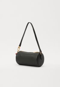 Bolso cilíndrico de cuero negro con superficie texturizada, cierre de cremallera dorado y correa de hombro desmontable. Presenta un pequeño acento rojo.