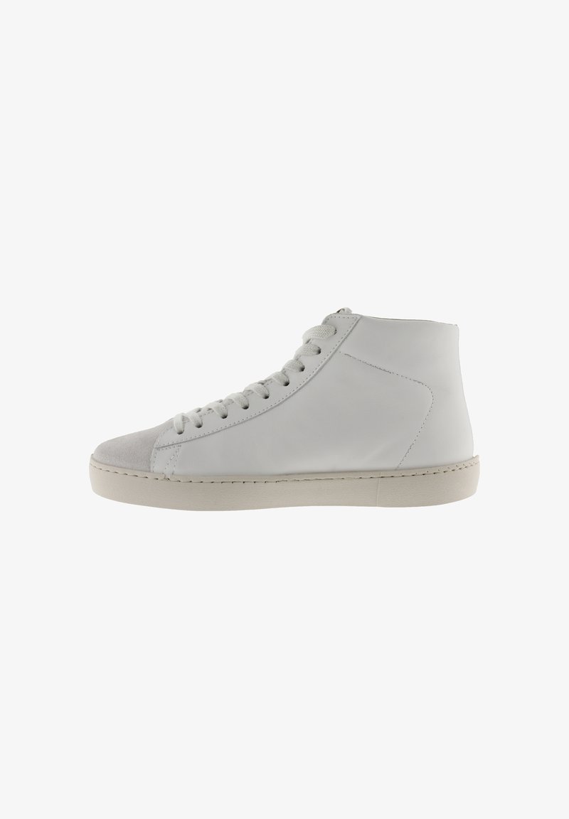 Zapatilla alta blanca con cuero suave, puntera de gamuza y cordones a tono. Suela de goma con detalles de costura a lo largo del borde.