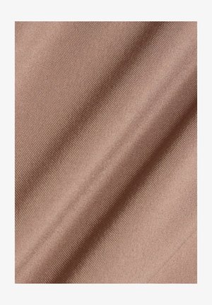 Tejido texturizado en un suave tono rosa apagado con un patrón ligeramente acanalado, que presenta pliegues sutiles y características de superficie lisa.