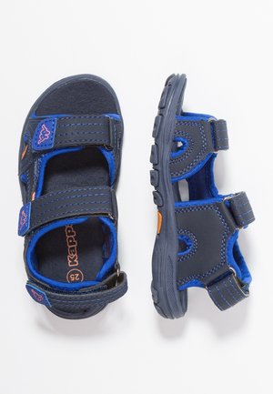 Marineblauwe en blauwe sandalen met twee verstelbare klittenbandsluitingen, getextureerde zolen en oranje accenten. Lichtgewicht ontwerp, geschikt voor gebruik buitenshuis.