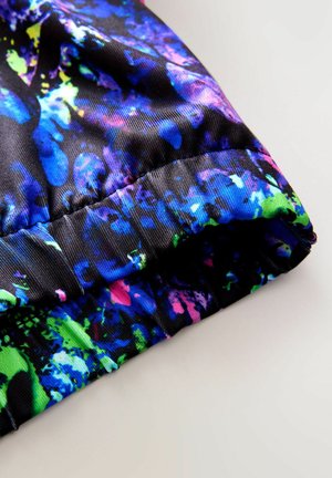 Mehrfarbiger Sportstoff mit strukturierter Oberfläche; verfügt über eine schwarze Basis mit lebendigen blauen, grünen und pinkfarbenen Spritzmustern.