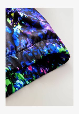 Mitmevärviline spordiriie tekstureeritud pinnaga; must alus koos erksate siniste, roheliste ja roosade täpiliste mustritega.