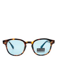 Occhiali da sole tartarugati con lenti blu, forma rettangolare e etichetta di protezione UV400. Montatura in acetato con design a motivi.