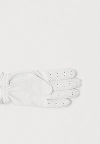 Λευκό δερμάτινο γάντι με διατρητές οπές αερισμού στα δάχτυλα και ελαστικό καρπό, παρουσιασμένο επίπεδα σε λευκό φόντο.