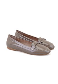 Grijze patentleren loafers met een ronde neus, decoratieve stiksels en een strikaccent. Platte zool met een gladde textuur.
