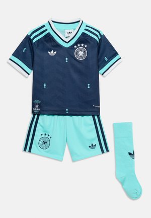 Tenue de football Adidas Allemagne en bleu foncé et bleu clair comprenant maillot, short et une chaussette, avec logos et quatre étoiles au-dessus du blason de l'équipe.
