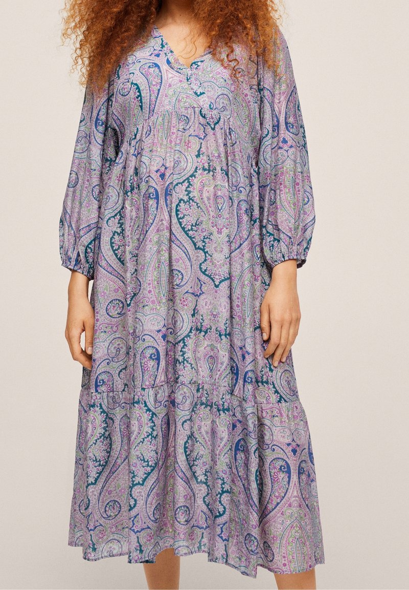 Robe midi ample avec manches longues bouffantes et décolleté en V, présentant un motif cachemire violet, vert et bleu.