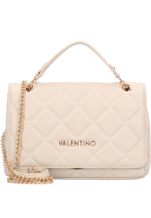 Sac à main en cuir beige matelassé avec quincaillerie dorée et une bandoulière chaîne amovible ; il dispose d'une anse haute et d'un logo embossé sur le devant.