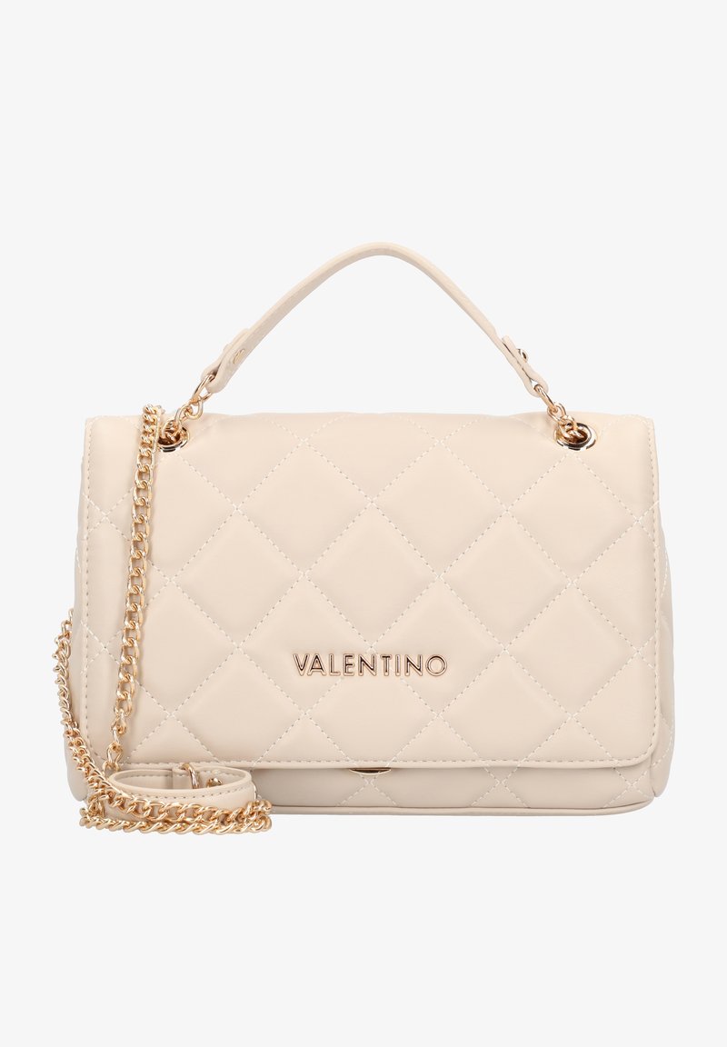 Sac à main en cuir beige matelassé avec quincaillerie dorée et une bandoulière chaîne amovible ; il dispose d'une anse haute et d'un logo embossé sur le devant.