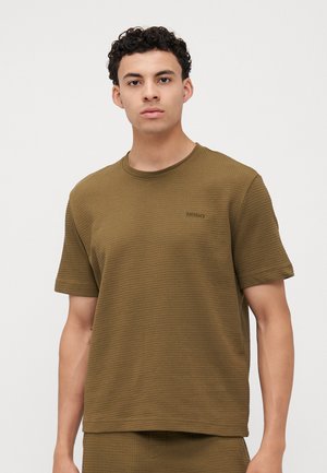 Olivegrünes Kurzarm-T-Shirt aus strukturiertem Stoff mit Rundhalsausschnitt. Mit einem dezenten "HUGO"-Logo in Schwarz auf der linken Brust.