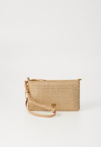 Borsa a mano intrecciata beige con tracolla in pelle e emblema d'oro a forma di ape, esposta su uno sfondo bianco semplice.