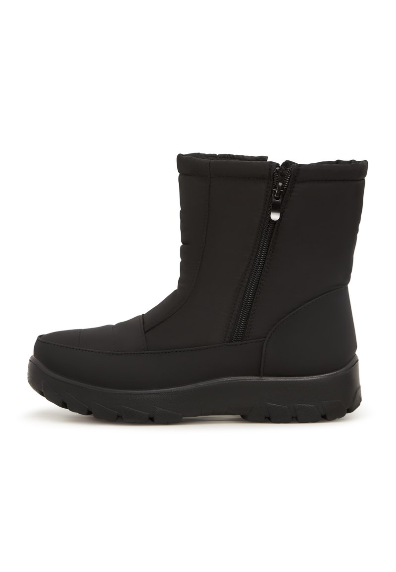 Botines negros con diseño acolchado, cremallera lateral, suela de goma texturizada y punta redonda, fabricados con un material sintético suave.