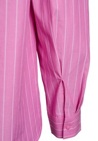 Camisa rosa de manga larga con rayas verticales blancas, con puño abotonado y tela de algodón suave con ligero brillo.