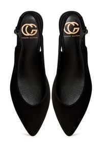 Cizme negre cu toc slingback, cu un design cu vârf ascuțit, textură moale și vamp jos. Prezintă un logo auriu și o curea subțire la gleznă.
