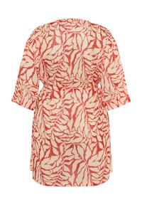 Priesvitný kimono v svetlo koralovej farbe s kontrastným krémovým vzorom listov; má široké rukávy a opasok v páse pre nastaviteľný strih.