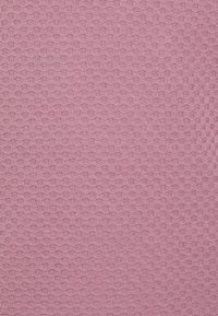 Tekstureret stof i lyserød med et bikagemønster med hævede elementer, blød tekstur og jævnt væv over det hele.