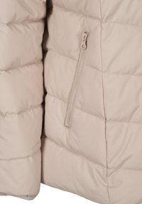 Beige péřová bunda s prošívanou texturou, horizontálním švem a boční kapsou na zip s textilním úchytem. Měkký, lehký materiál.