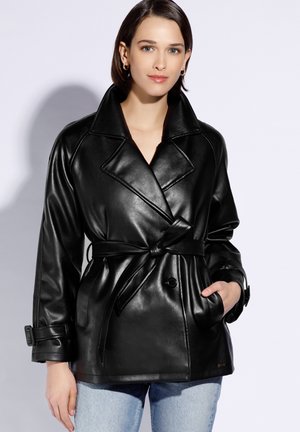 Zwarte leren trenchcoat met riem, brede revers, lange mouwen en zijzakken. Glad textuur en enkele knoopsluiting.