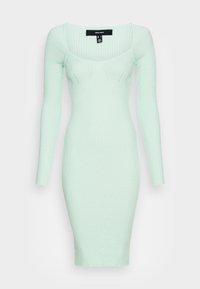 Vestido canelado de manga longa em verde menta. Forma ajustada com decote quadrado e detalhes ao longo do busto. Textura suave e elástica.