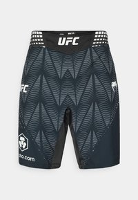 Μαύρα και γκρι σορτς UFC με υφή σχεδίου κυμάτων, μονόχρωμη ζώνη μέσης και λογότυπα στις πλευρές, σχεδιασμένα για άνετη αθλητική κίνηση.