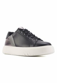Zapatilla negra de cuero con un acento gris texturizado, puntera redonda, suela de goma blanca y cordones negros. Presenta un diseño de ojales brillantes.