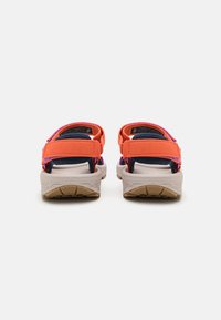 Flerfargede sandaler med oransje stropper, marineblå detaljer og en teksturert beige såle. Justerbare lukkinger og polstret fotseng for komfort.