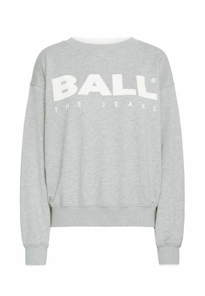 Sweat-shirt gris clair à col rond avec des manches longues, des poignets et un ourlet côtelés, arborant le texte blanc "BALL THE JEANS" sur la poitrine.