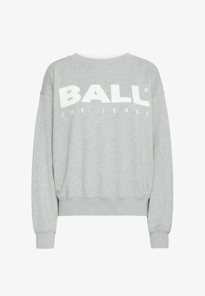 Sweat-shirt gris clair à col rond avec des manches longues, des poignets et un ourlet côtelés, arborant le texte blanc "BALL THE JEANS" sur la poitrine.