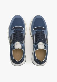 Tenisky s modro-navy a světle modrou svrškem z semiše a síťoviny. Šněrování a polstrovaný límec. Bílá mezipodešev a hnědá gumová podešev.