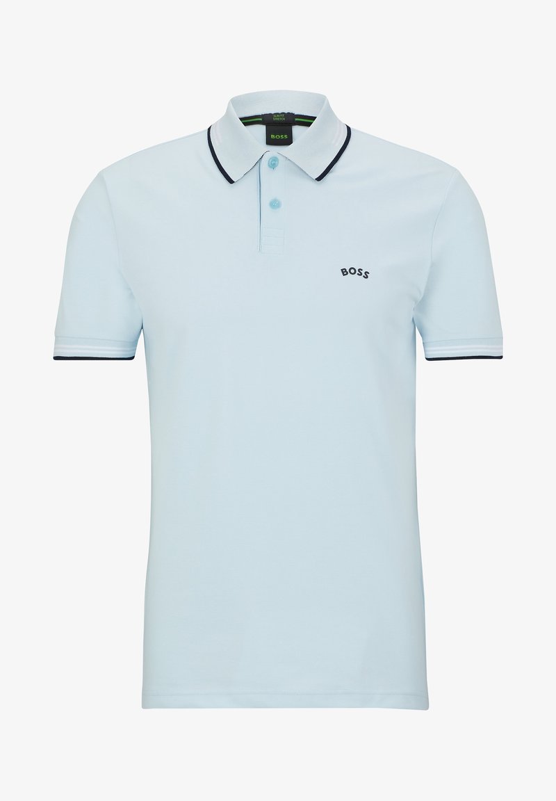 Polo bleu clair à manches courtes avec bordure noire au col et aux manches, deux boutons et logo "BOSS" sur la poitrine gauche.