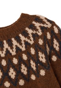 Suéter de punto con cuello redondo. Base marrón con patrones geométricos en crema y azul oscuro. Material de lana texturizado con un acabado suave.