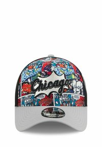 Baseballkappe aus Stoff mit einem schwarzen Mesh-Rücken. Mit bunten grafischen Comic-Elementen und einem gestickten "Chicago"-Logo in Weiß.