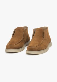 Brązowe zamszowe botki za kostkę o gładkiej fakturze, z designem typu slip-on i beżową gumową podeszwą. Uzupełnione subtelnymi detalami przeszycia.
