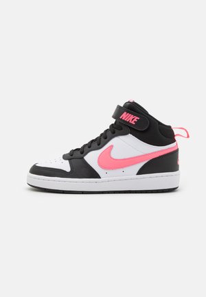 Høye sneakers med en blanding av svart, hvit og lys rosa lær. Inkluderer en borrelåsrem og strukturert overdel med perforeringer.