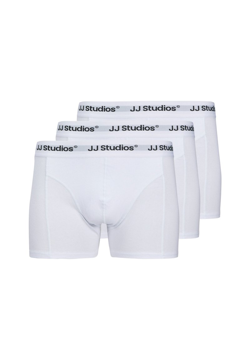 Drei Paare weißer Baumwollboxershorts mit einem schwarzen elastischen Bund von "JJ Studios". Glatte Textur, mittellanges Design, keine zusätzlichen Muster.