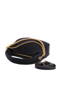 Bolso de mano negro texturizado con acentos de cadena dorada. Cuenta con un compartimento principal con cremallera y una correa negra ajustable. Forma rectangular compacta.