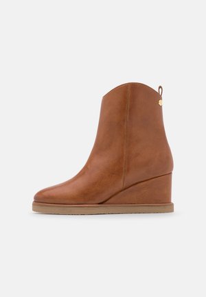 Bottines compensées - cognac