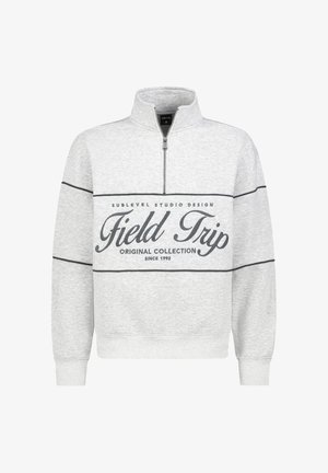 Grauer Pullover mit halbem Reißverschluss am Kragen, mit einem schwarzen Streifen und dem Schriftzug "Field Trip" auf der Vorderseite. Weiches Material mit lässigem Design.