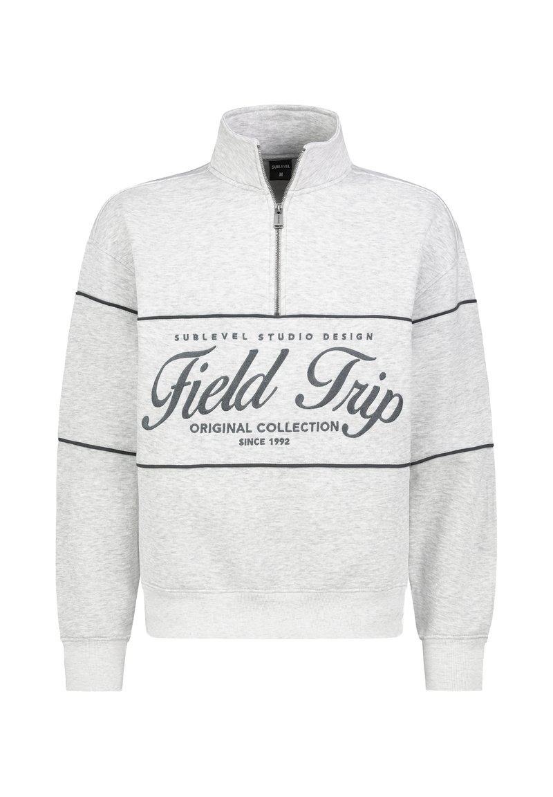 Grauer Pullover mit halbem Reißverschluss am Kragen, mit einem schwarzen Streifen und dem Schriftzug "Field Trip" auf der Vorderseite. Weiches Material mit lässigem Design.