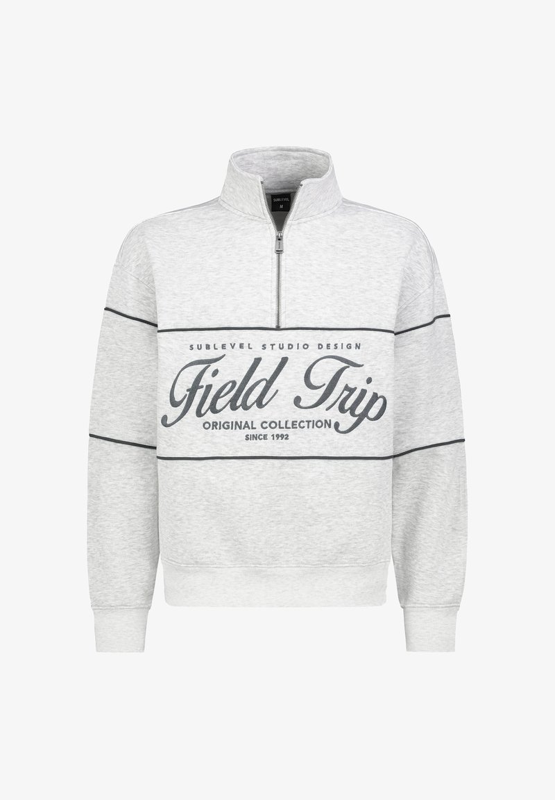 Grauer Pullover mit halbem Reißverschluss am Kragen, mit einem schwarzen Streifen und dem Schriftzug "Field Trip" auf der Vorderseite. Weiches Material mit lässigem Design.