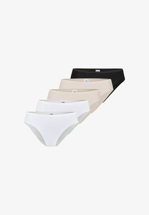 Cinque slip bikini da donna nei colori nero, beige e bianco, disposti in una pila sfalsata su sfondo bianco.