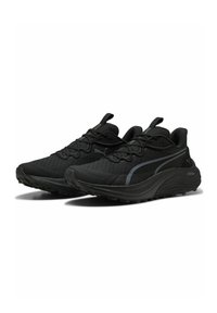 Chaussures de sport noires avec une tige en maille texturée, une semelle en caoutchouc épaisse, des lacets et des accents gris discrets sur les côtés.