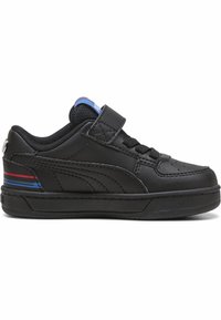 Baskets synthétiques noires avec une sangle Velcro et des lacets, présentant une surface texturée et des rayures colorées en bleu et rouge sur le côté.